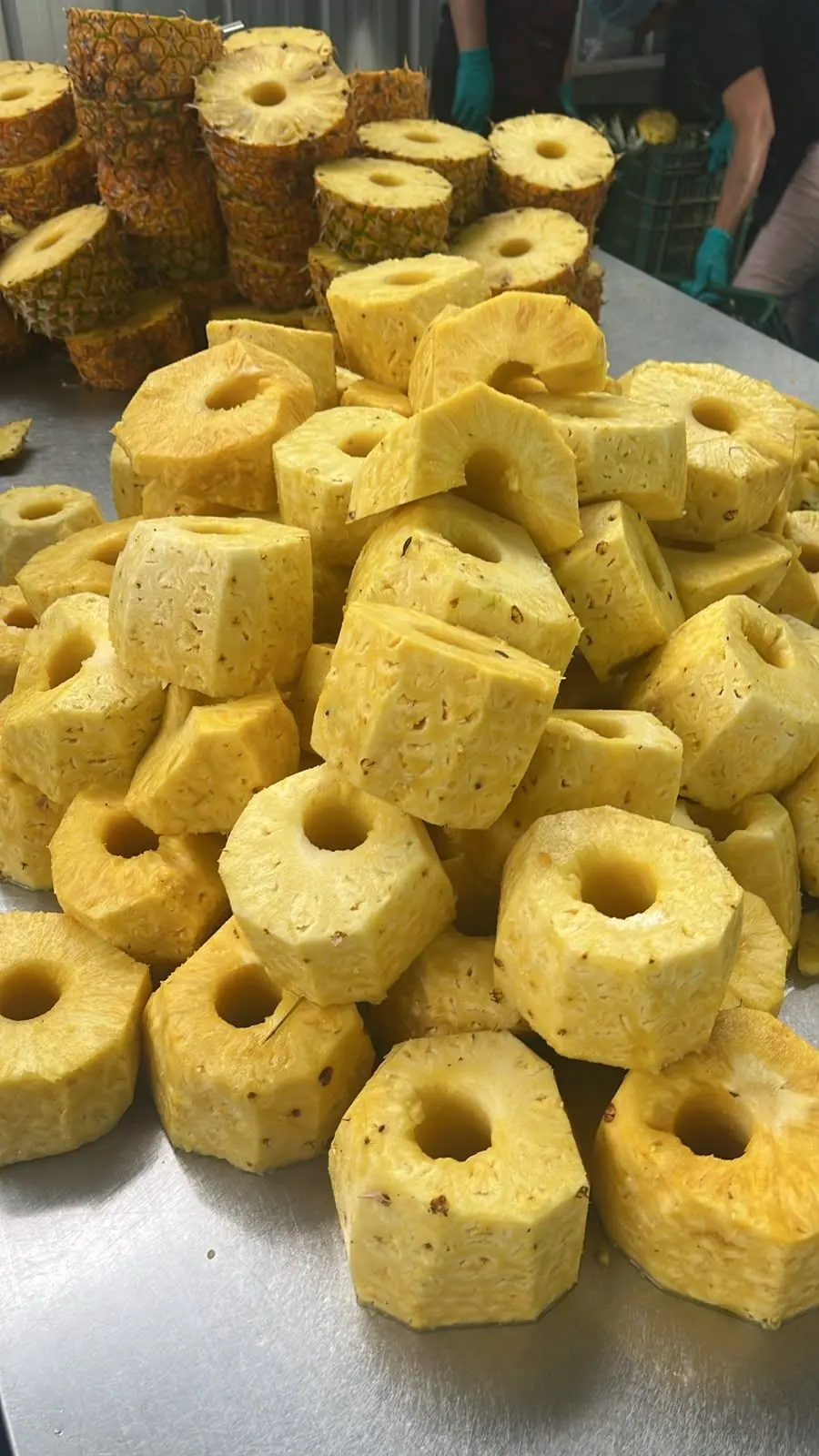 Piña Golden fresca pelada y cortada en rodajas